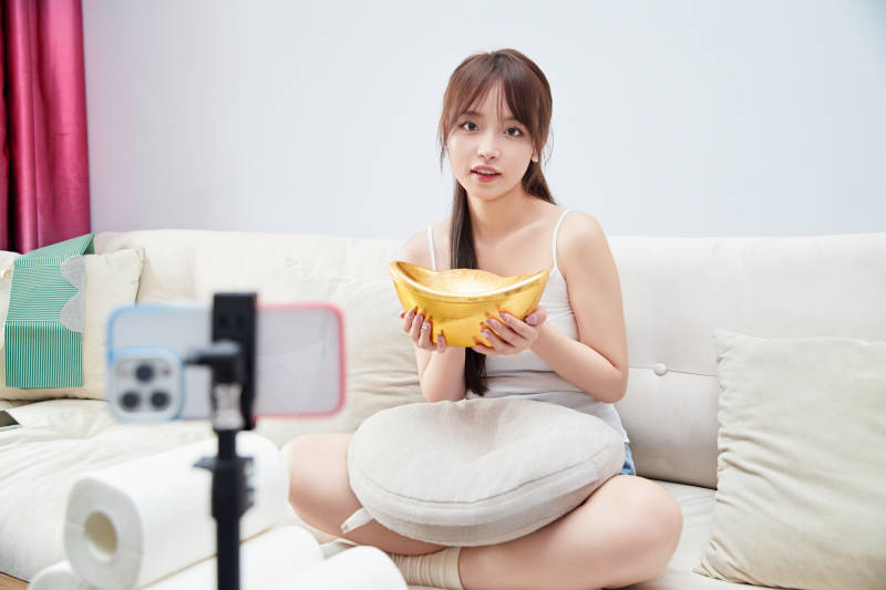 正在进行网络直播带货的美女主播图片