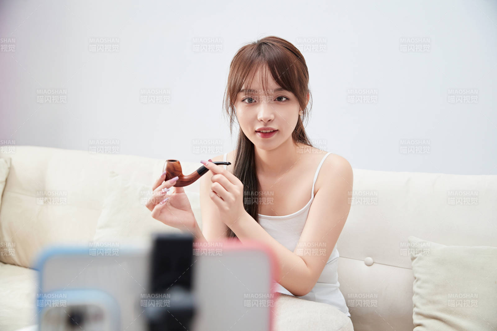 正在进行网络直播带货的美女主播图片