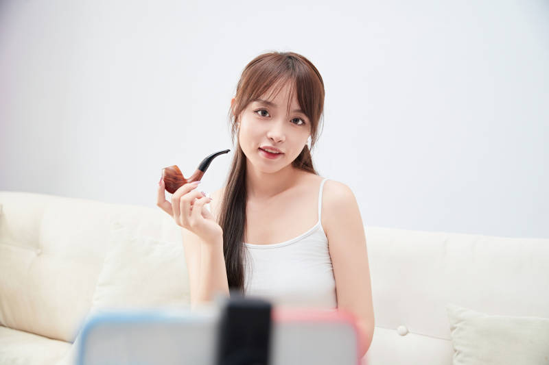 正在进行网络直播带货的美女主播图片