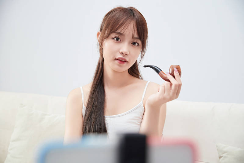 正在进行网络直播带货的美女主播图片