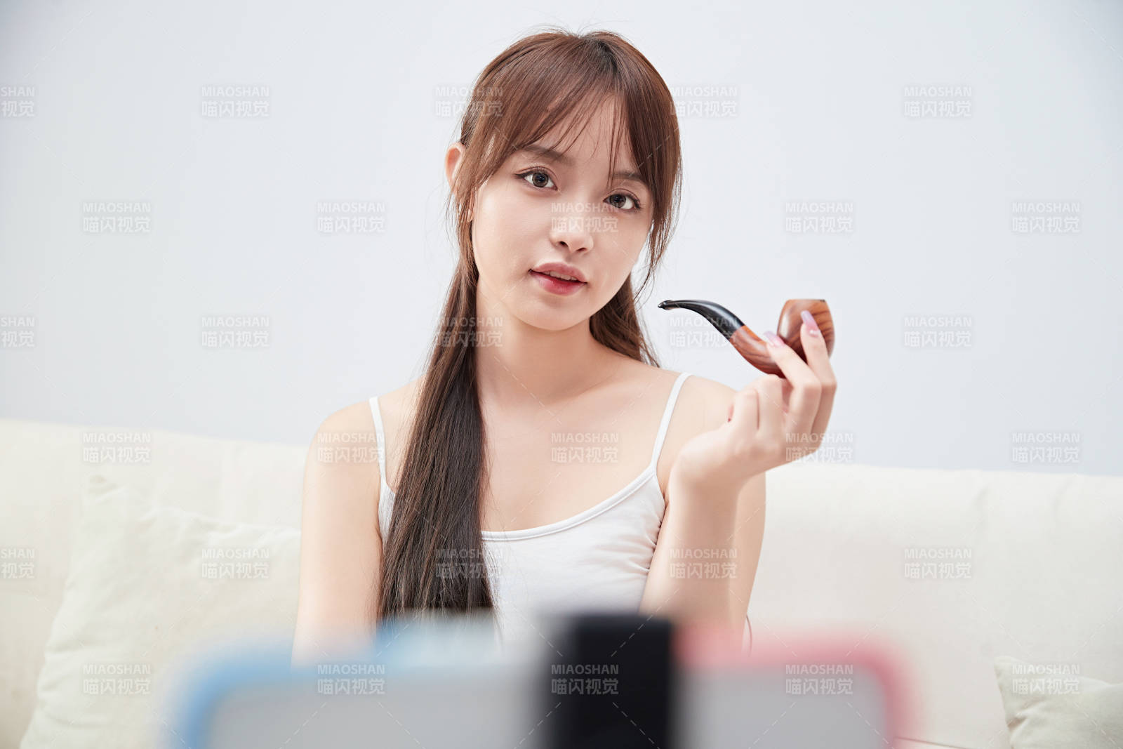 正在进行网络直播带货的美女主播图片