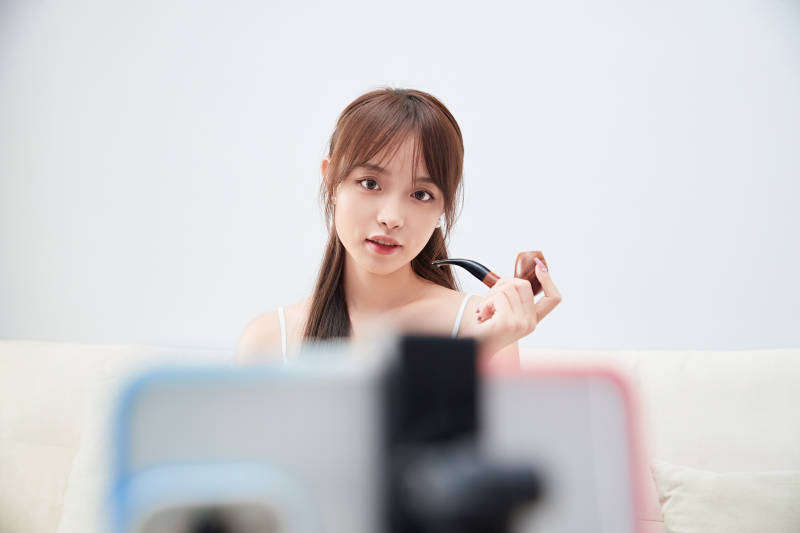 正在进行网络直播带货的美女主播图片