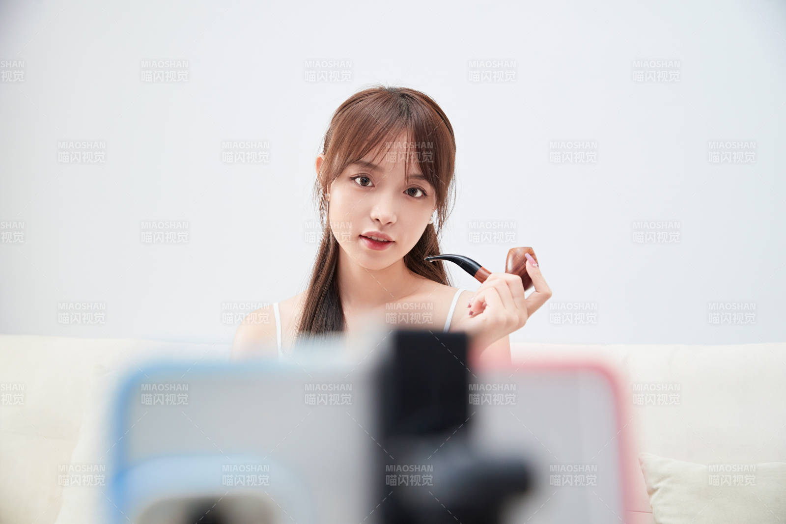 正在进行网络直播带货的美女主播图片