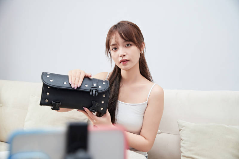 正在进行网络直播带货的美女主播图片