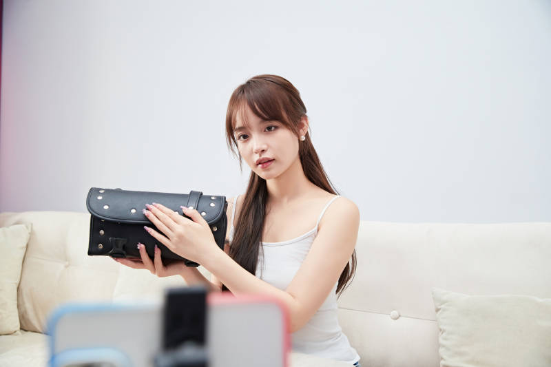 正在进行网络直播带货的美女主播图片