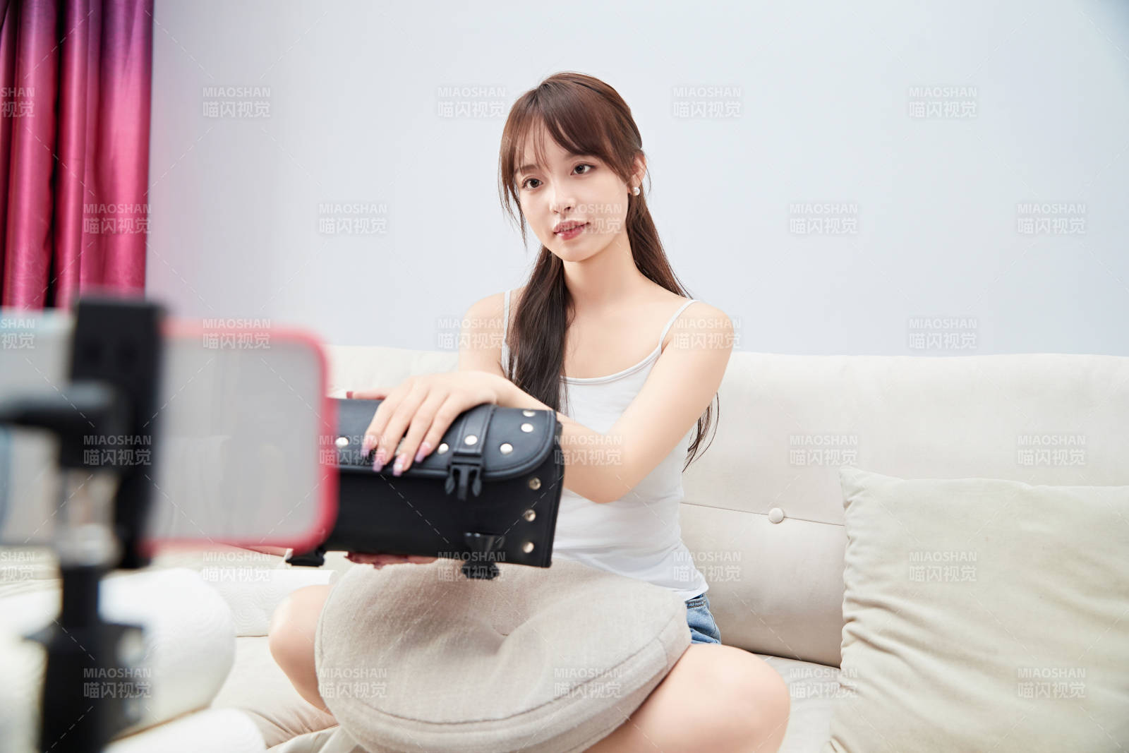 正在进行网络直播带货的美女主播图片