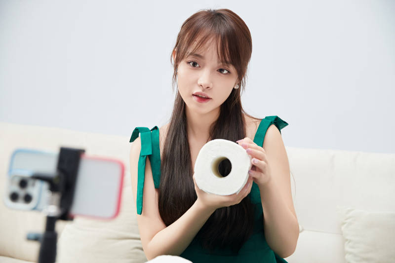 正在进行网络直播带货的美女主播图片