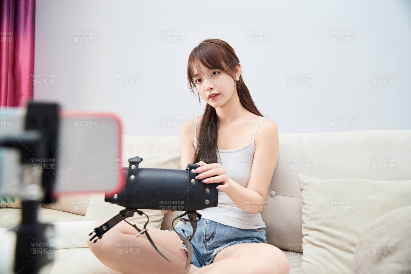 正在进行网络直播带货的美女主播图片