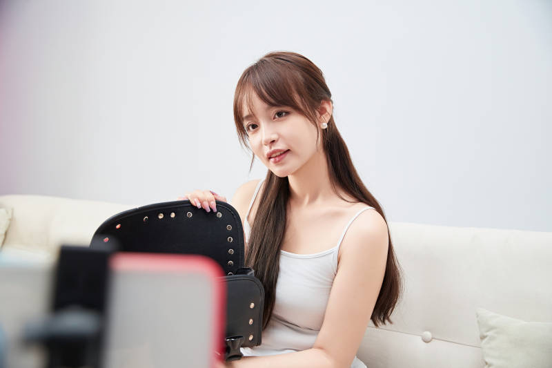 正在进行网络直播带货的美女主播图片