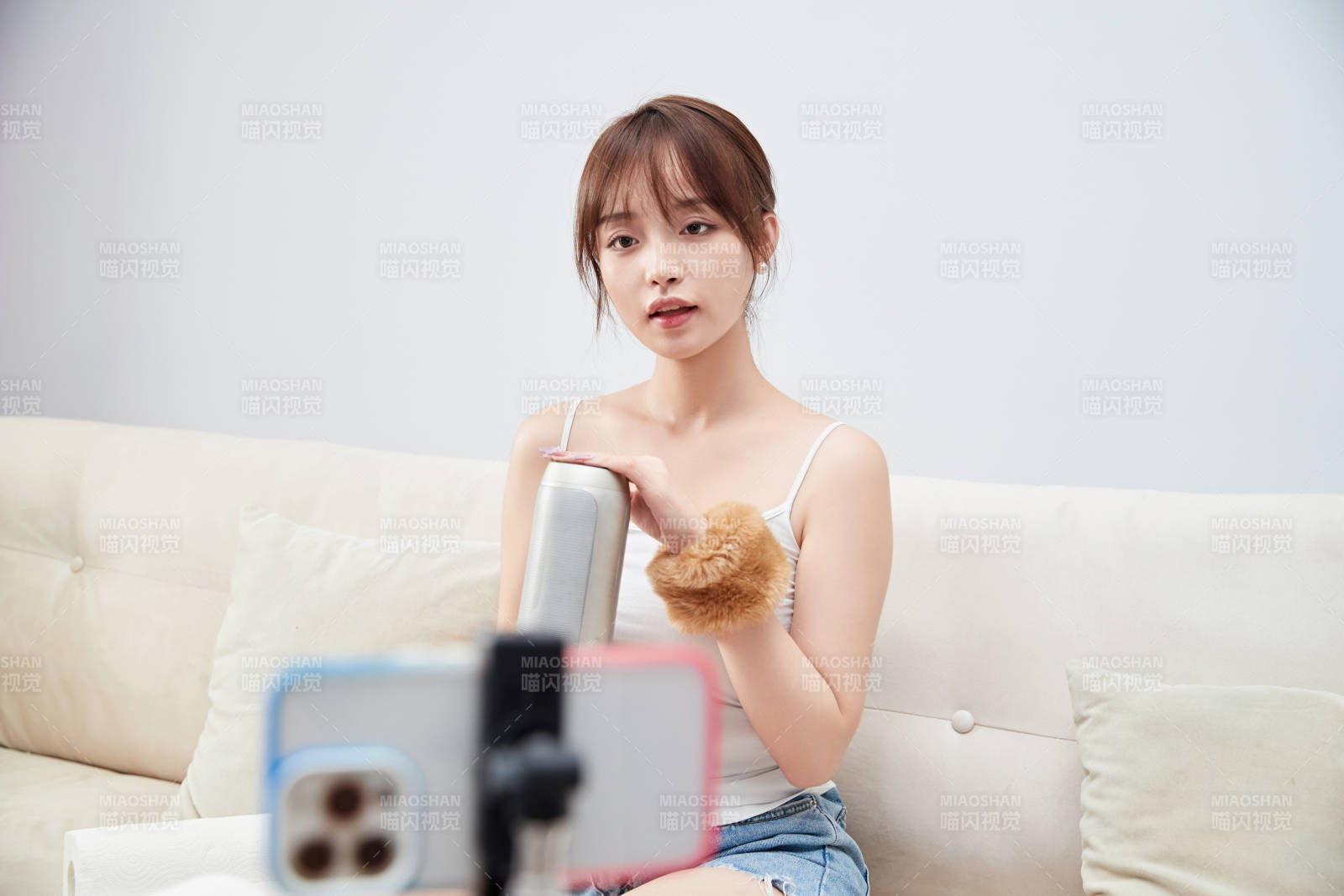 正在进行网络直播带货的美女主播图片