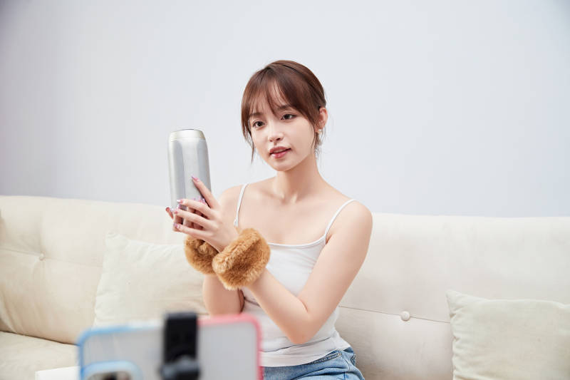 正在进行网络直播带货的美女主播图片