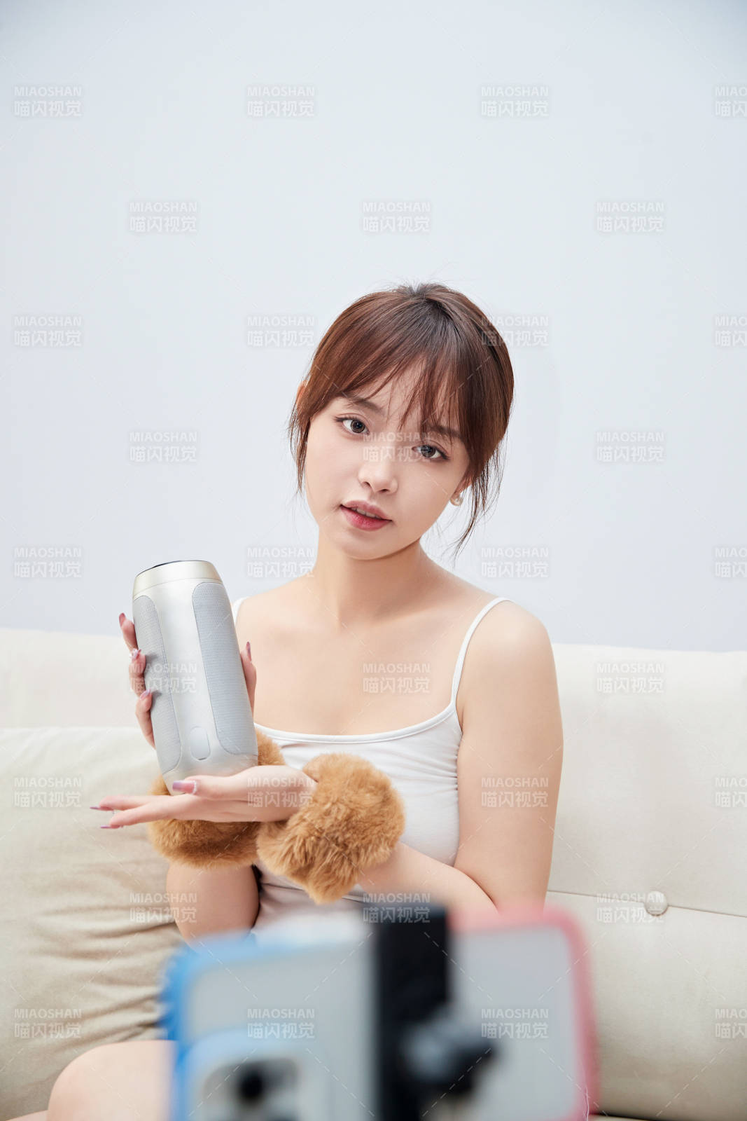 正在进行网络直播带货的美女主播图片