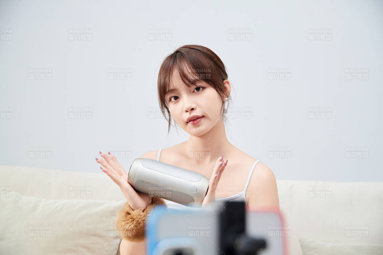 正在进行网络直播带货的美女主播图片