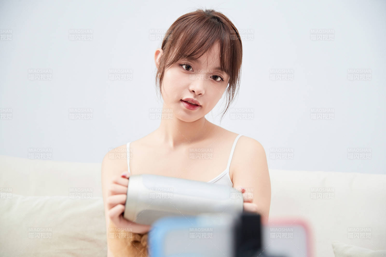 正在进行网络直播带货的美女主播图片