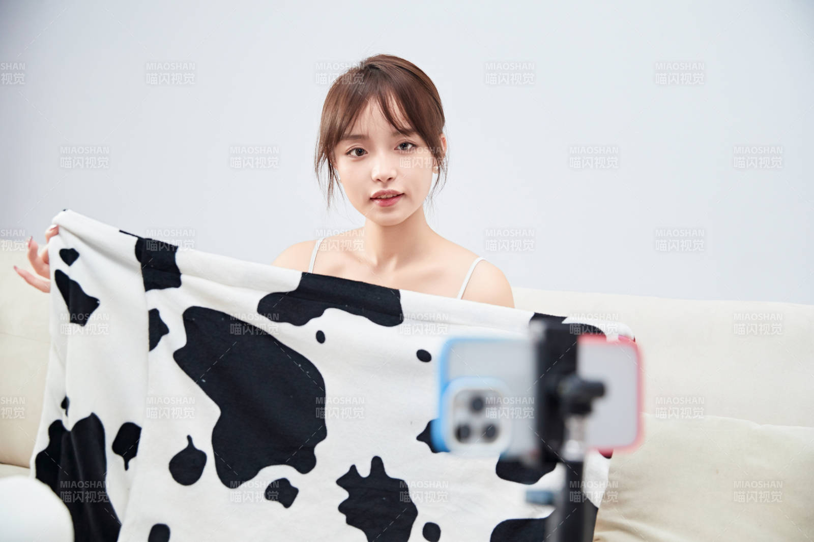 正在进行网络直播带货的美女主播图片