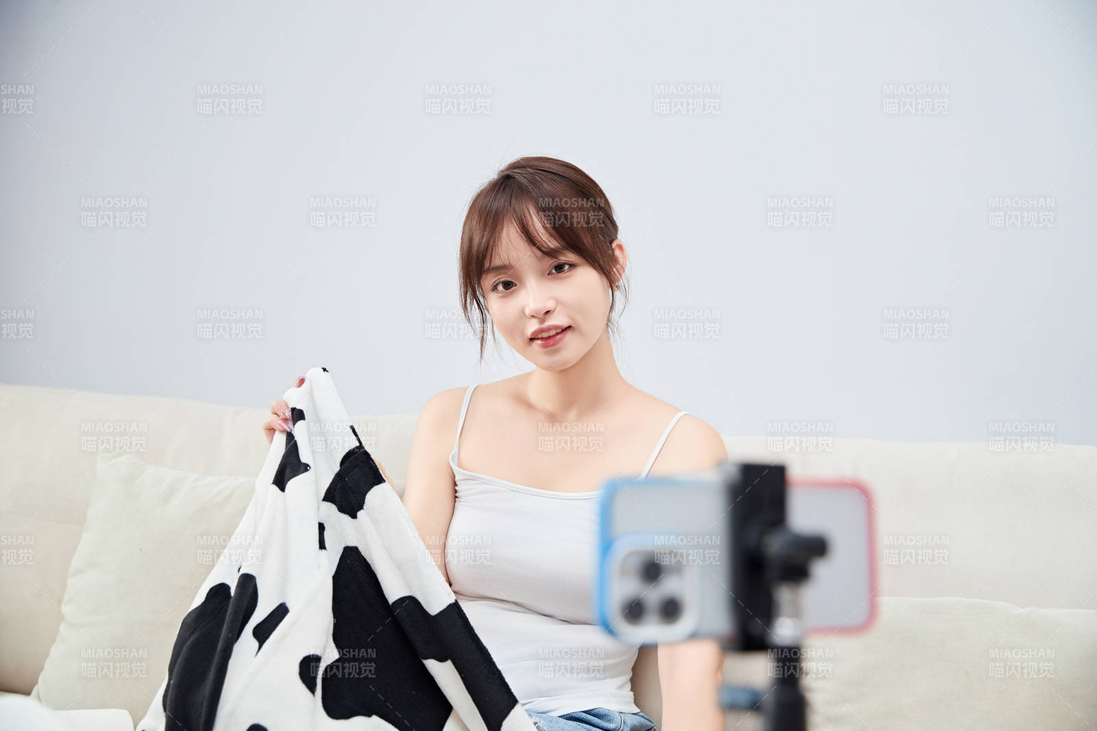 正在进行网络直播带货的美女主播图片