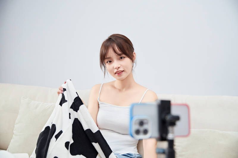 正在进行网络直播带货的美女主播图片