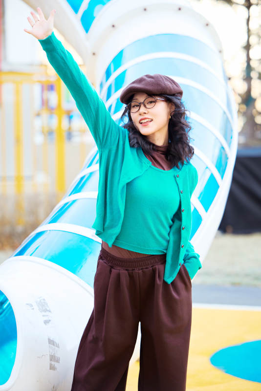 初冬季节在户外拍照的亚洲美女图片