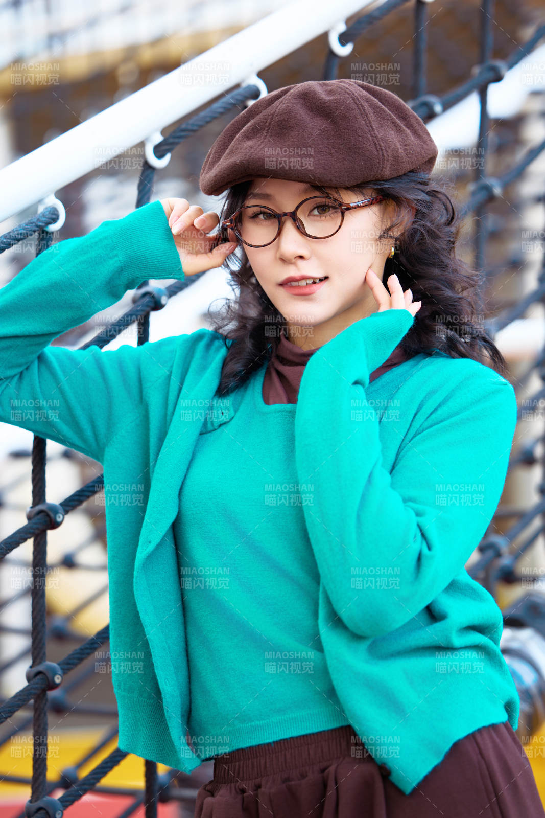 初冬季节在户外拍照的亚洲美女图片