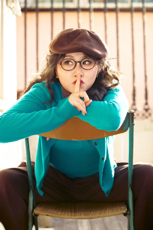 冬日午后在城市户外享受阳光的亚洲美女图片