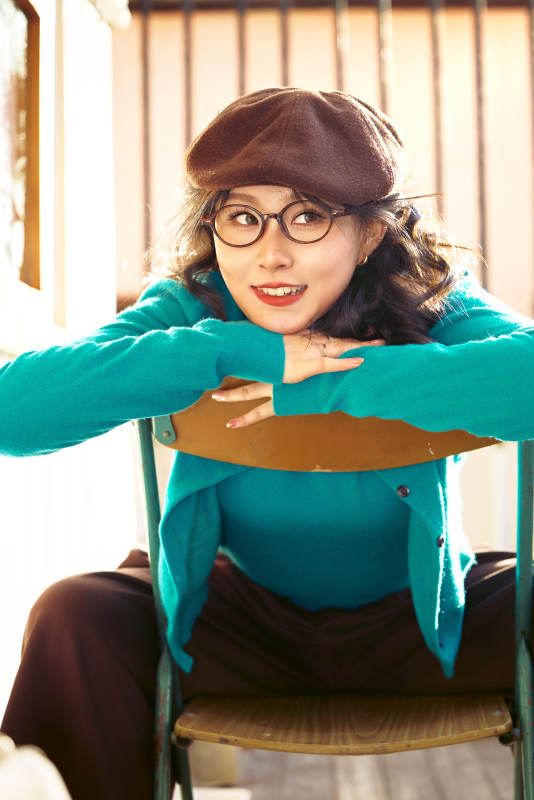 冬日午后在城市户外享受阳光的亚洲美女图片