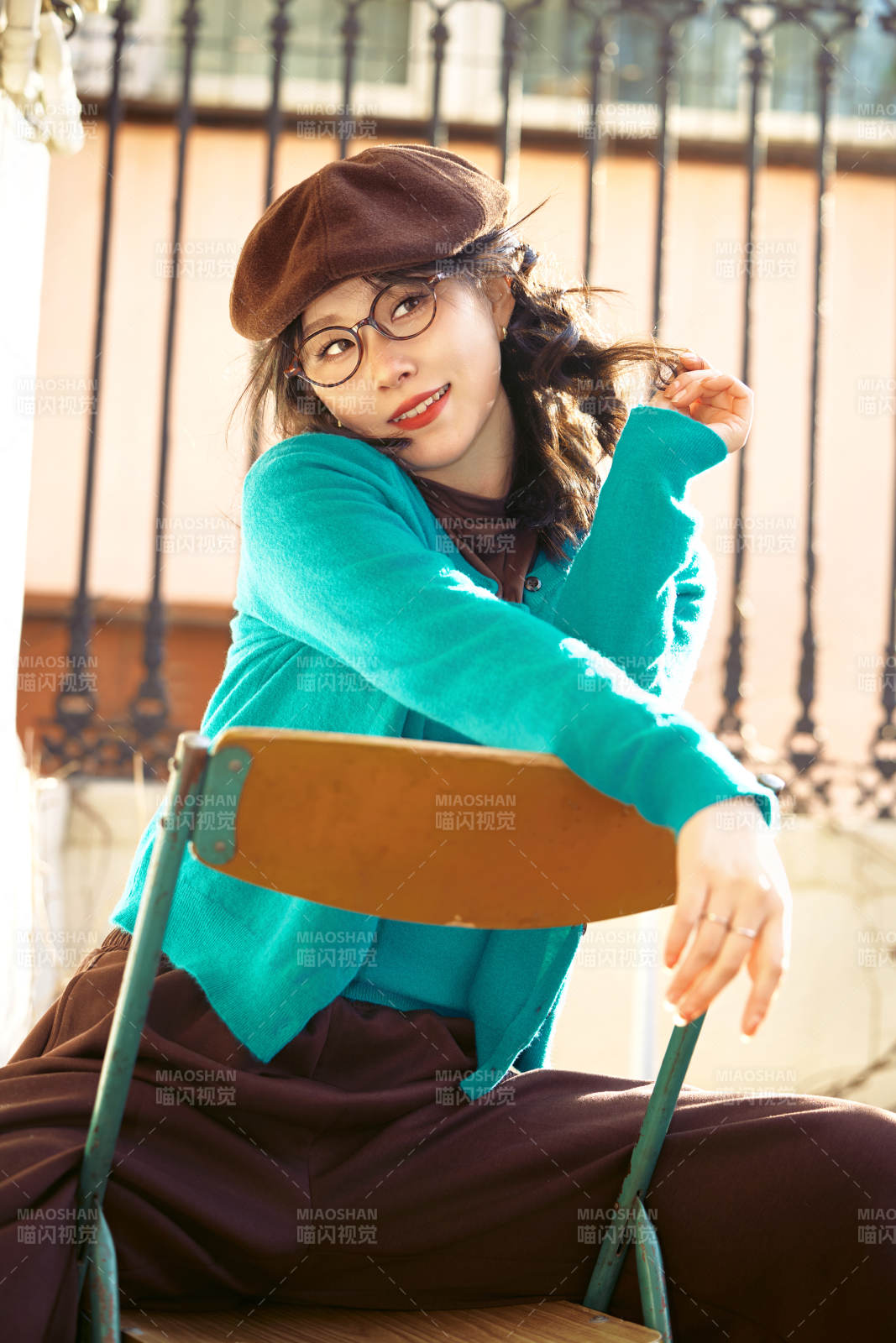 冬日午后在城市户外享受阳光的亚洲美女图片