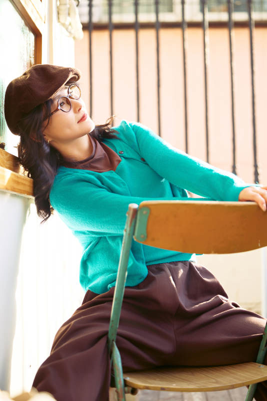 冬日午后在城市户外享受阳光的亚洲美女图片