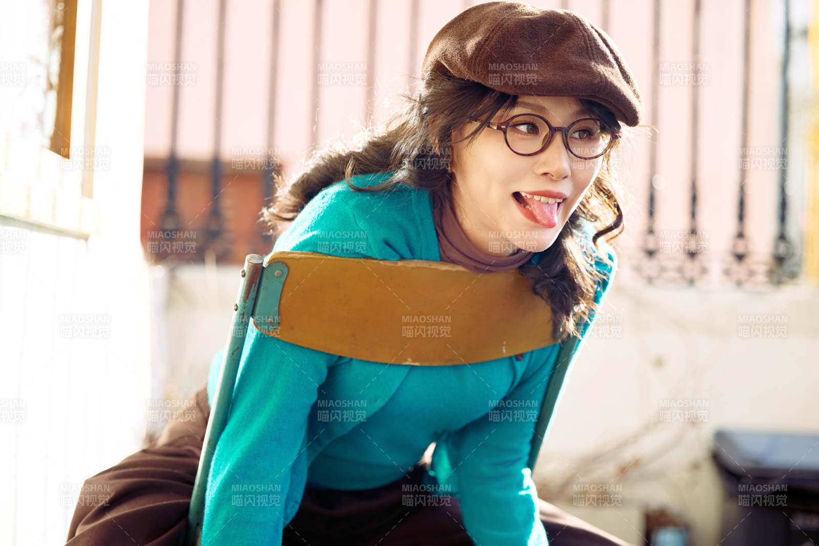 冬日午后在城市户外享受阳光的亚洲美女图片