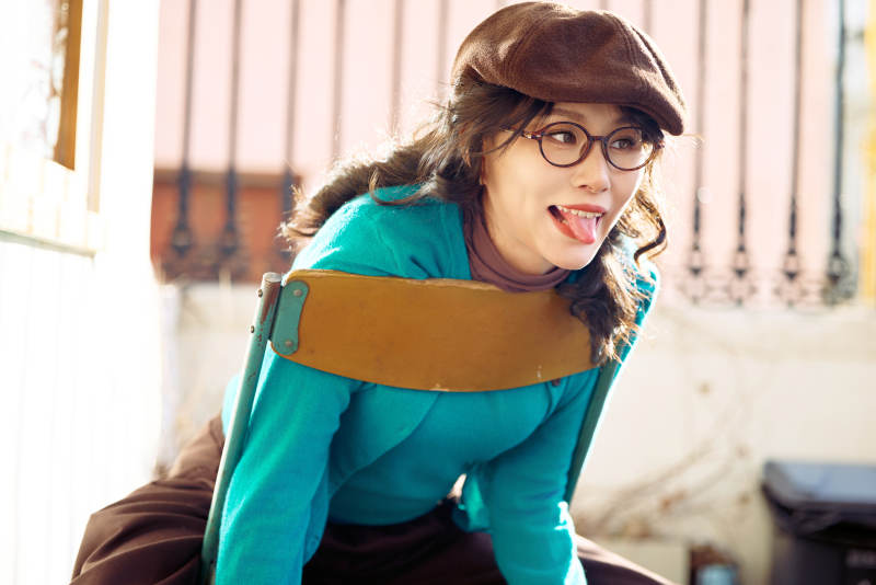 冬日午后在城市户外享受阳光的亚洲美女图片