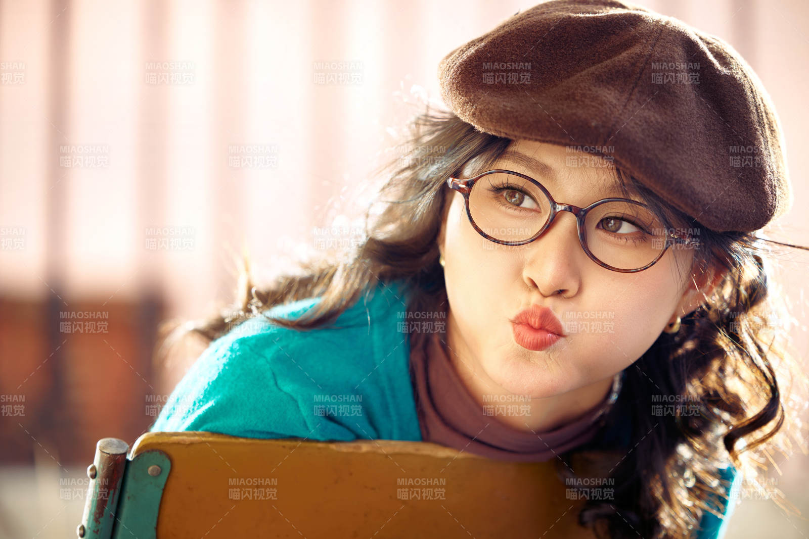 冬日午后在城市户外享受阳光的亚洲美女图片