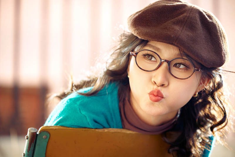 冬日午后在城市户外享受阳光的亚洲美女图片