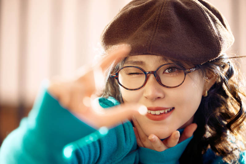 冬日午后在城市户外享受阳光的亚洲美女图片