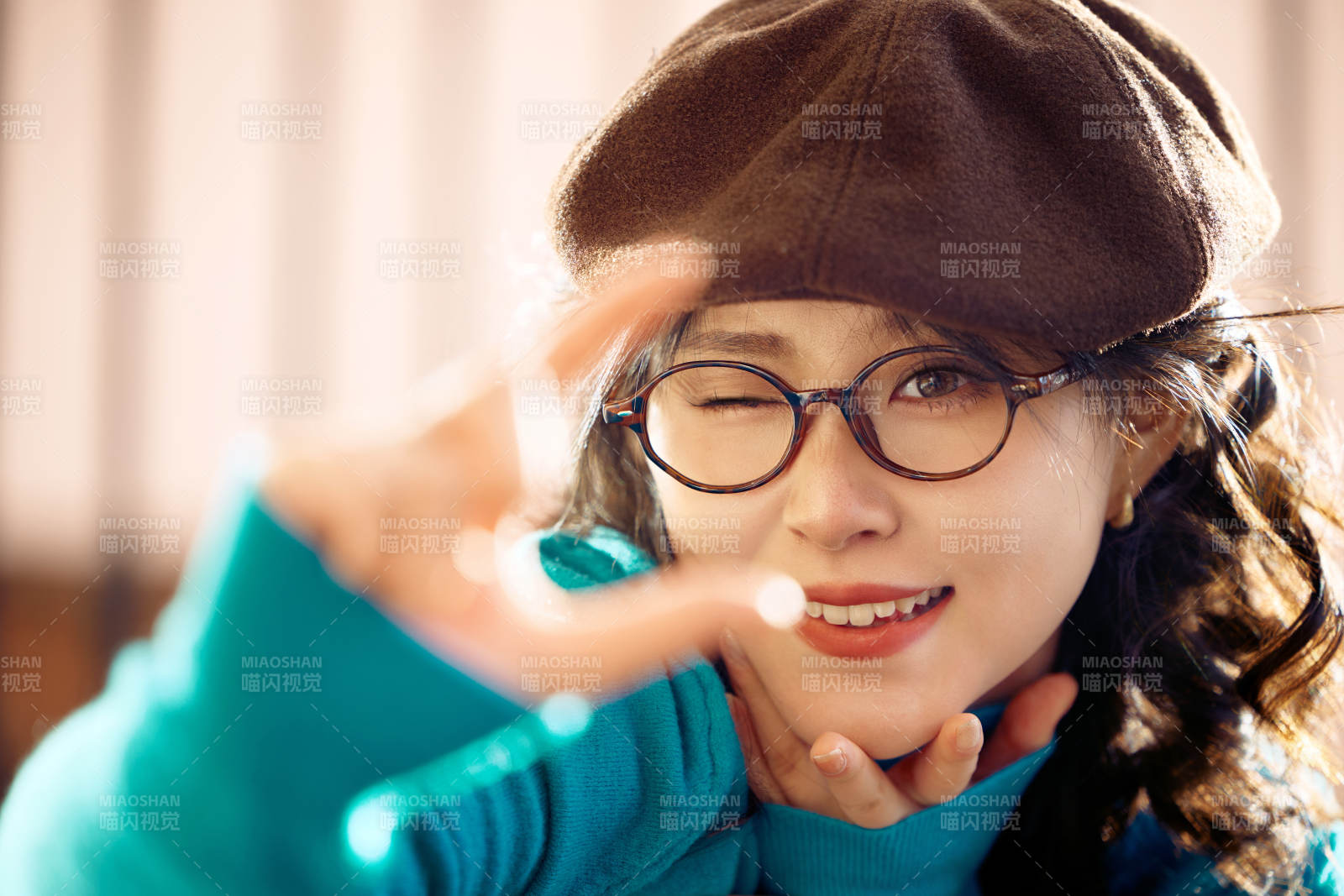 冬日午后在城市户外享受阳光的亚洲美女图片