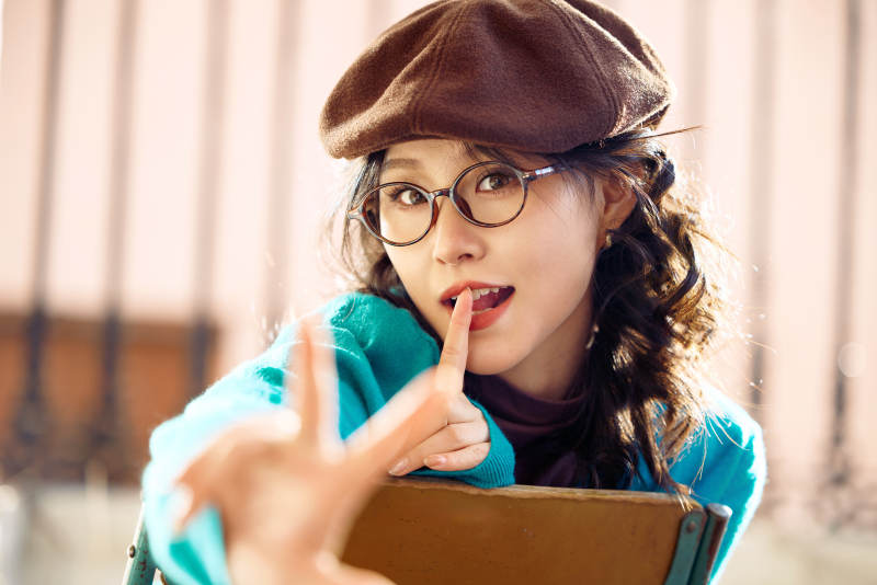 冬日午后在城市户外享受阳光的亚洲美女图片