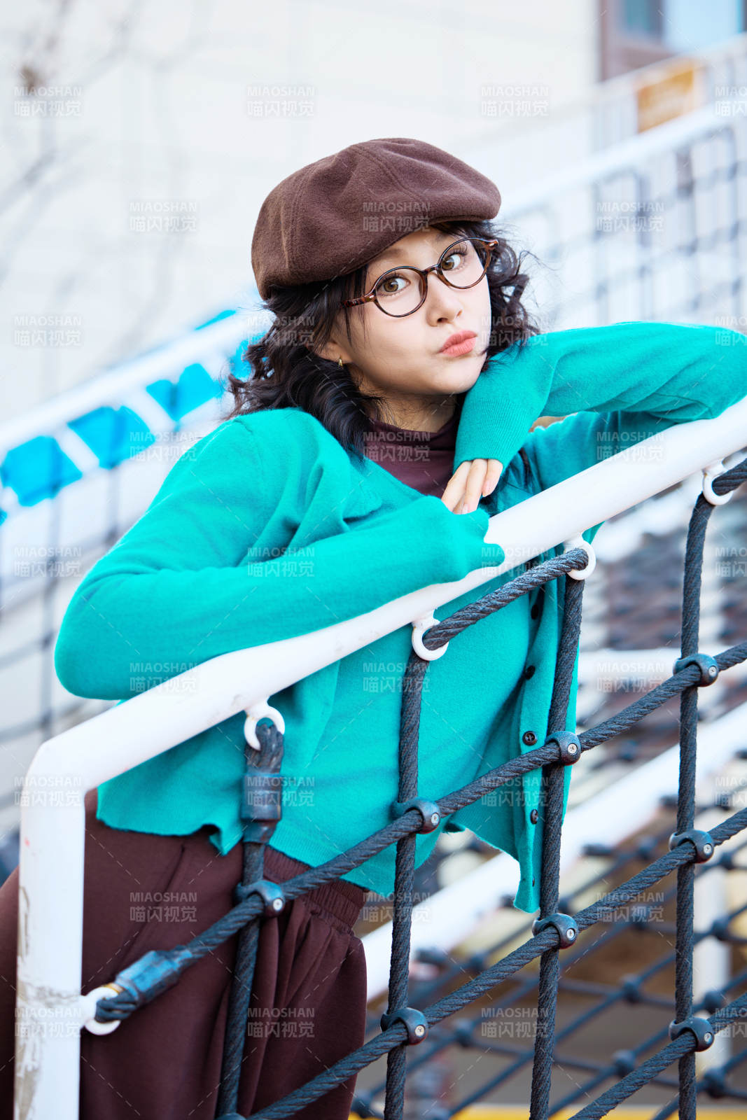 初冬季节在户外拍照的亚洲美女图片