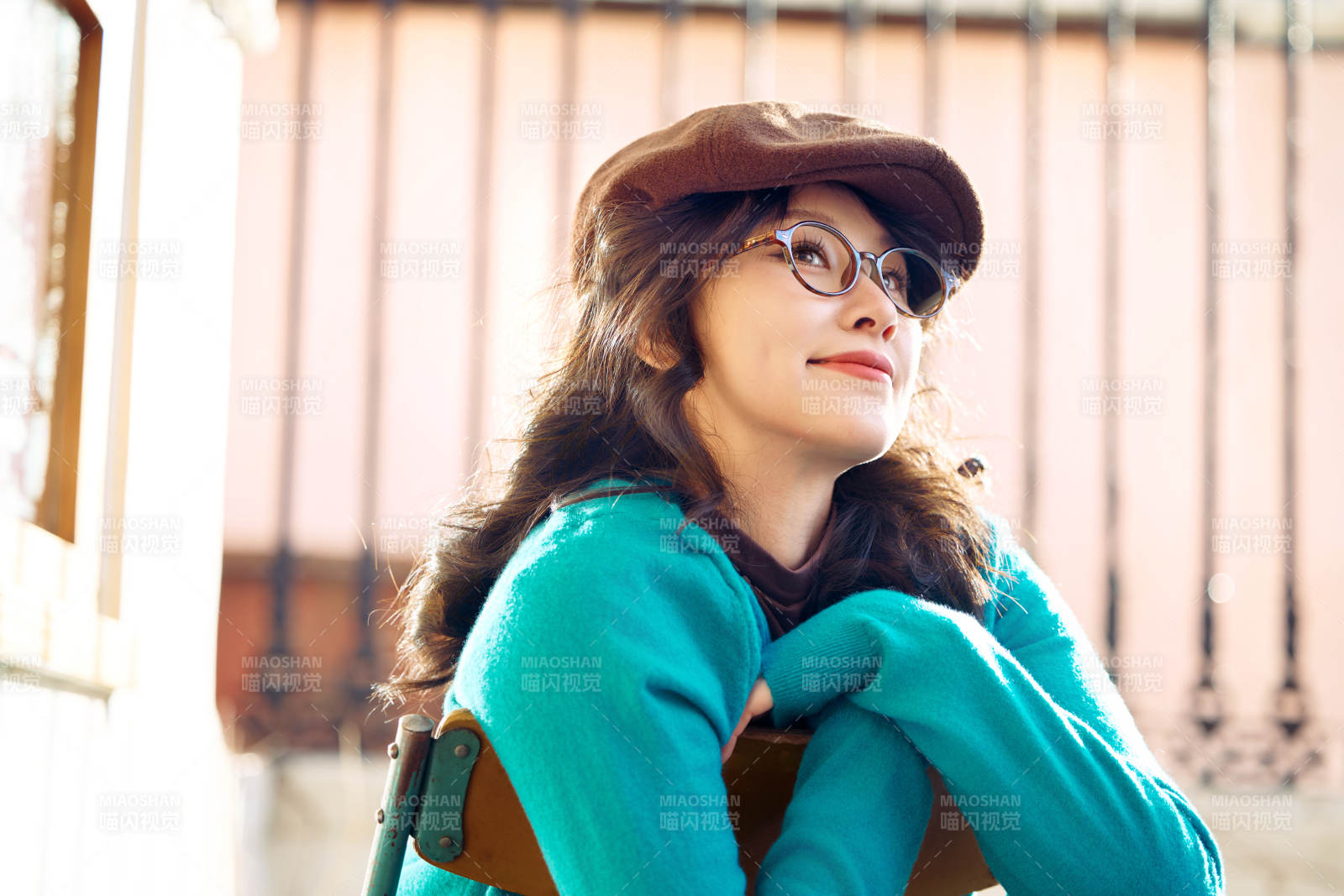 冬日午后在城市户外享受阳光的亚洲美女图片