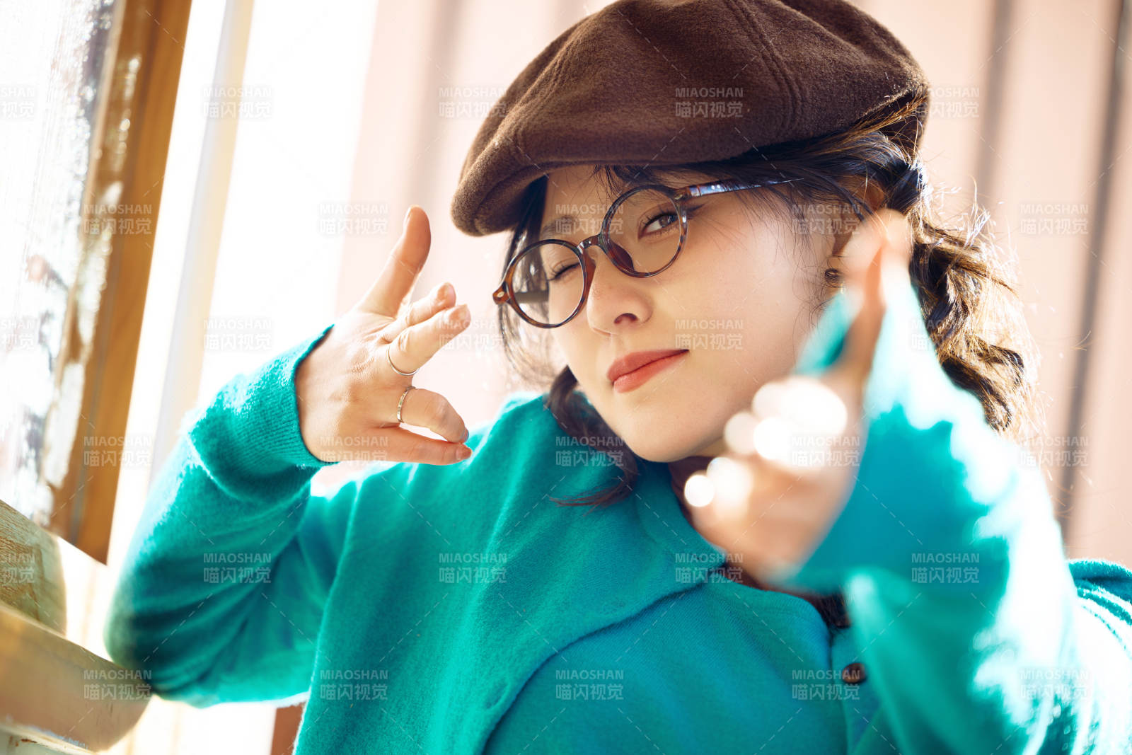 冬日午后在城市户外享受阳光的亚洲美女图片