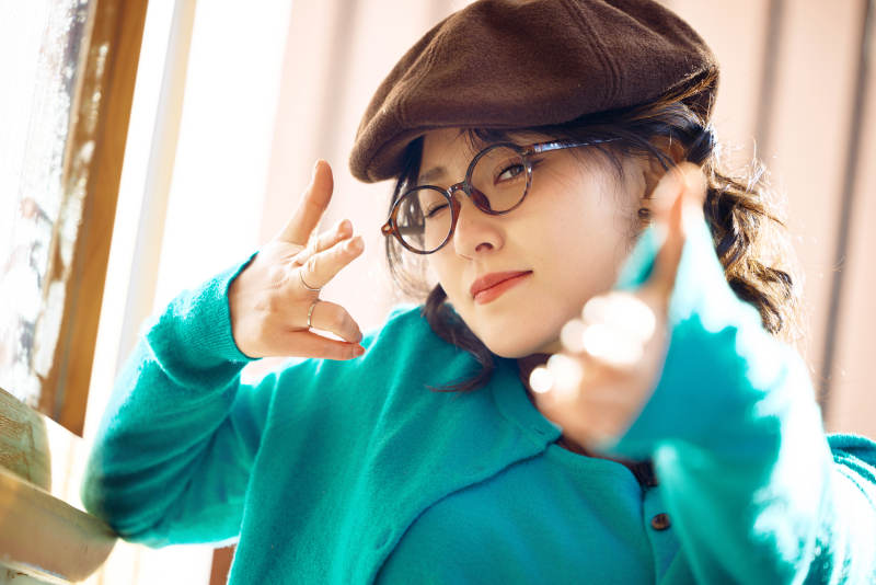 冬日午后在城市户外享受阳光的亚洲美女图片