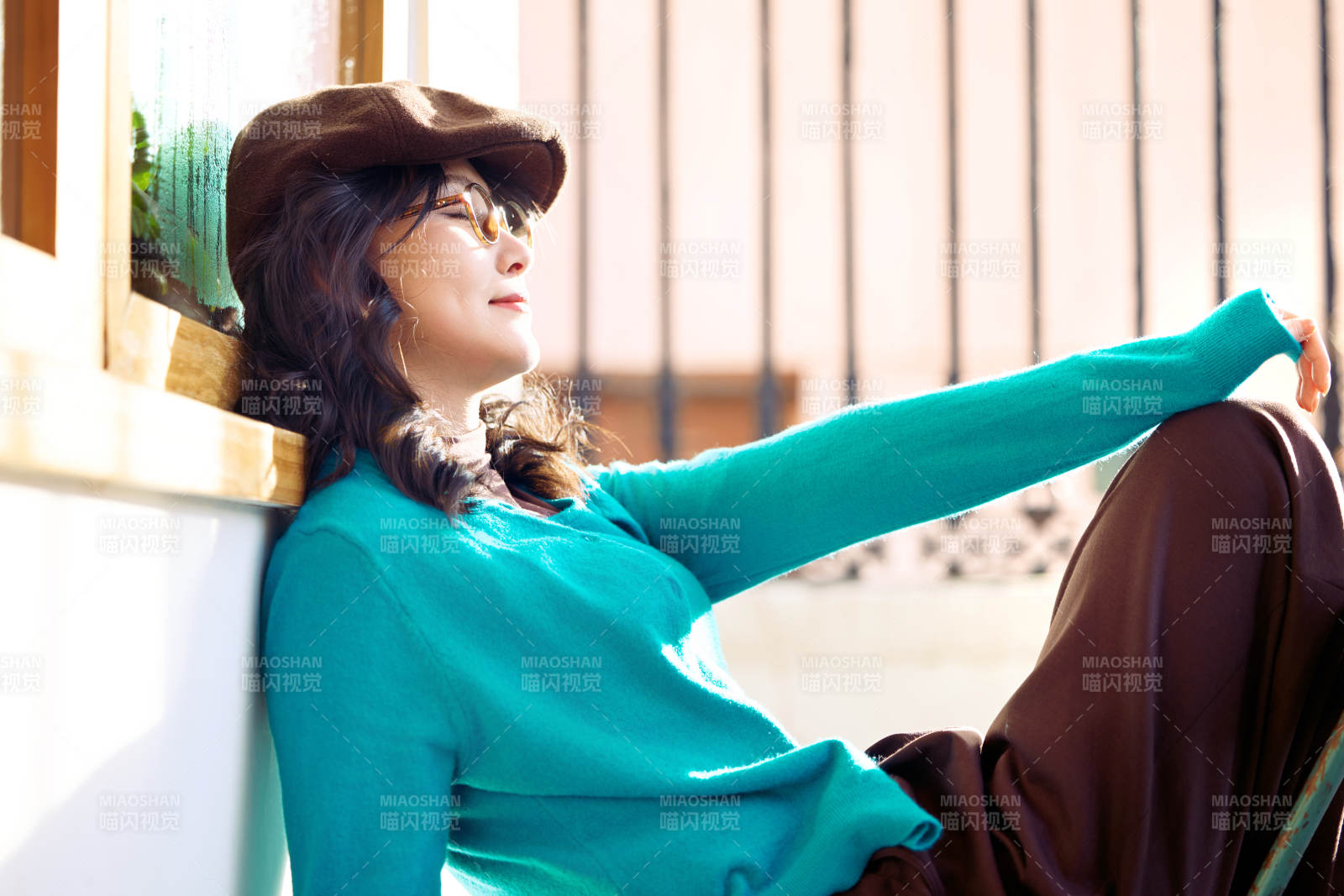 冬日午后在城市户外享受阳光的亚洲美女图片