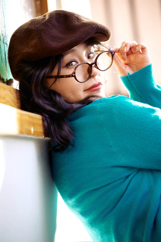 冬日午后在城市户外享受阳光的亚洲美女图片