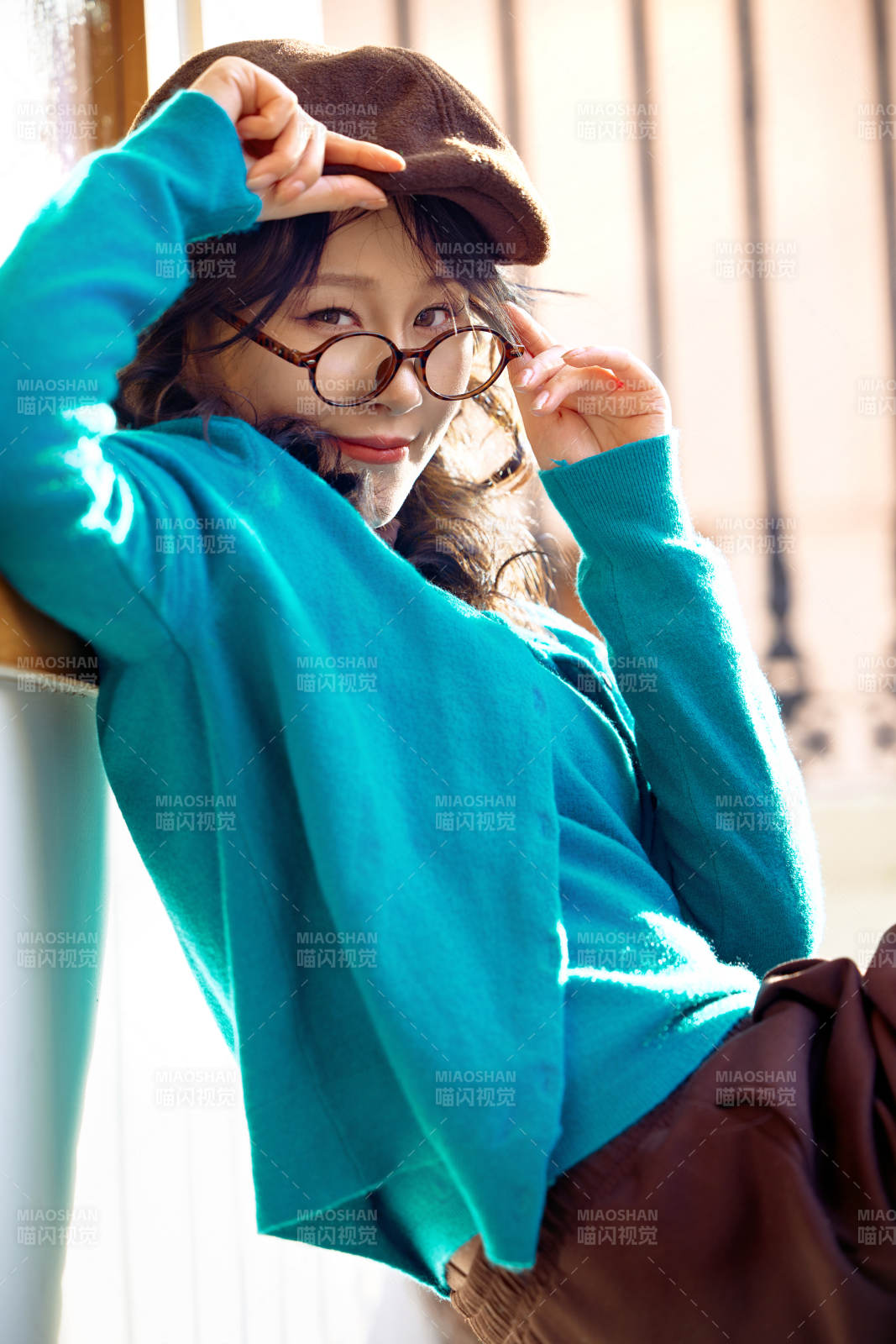 冬日午后在城市户外享受阳光的亚洲美女图片