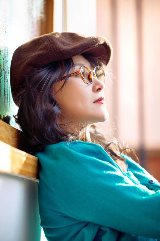 冬日午后在城市户外享受阳光的亚洲美女图片