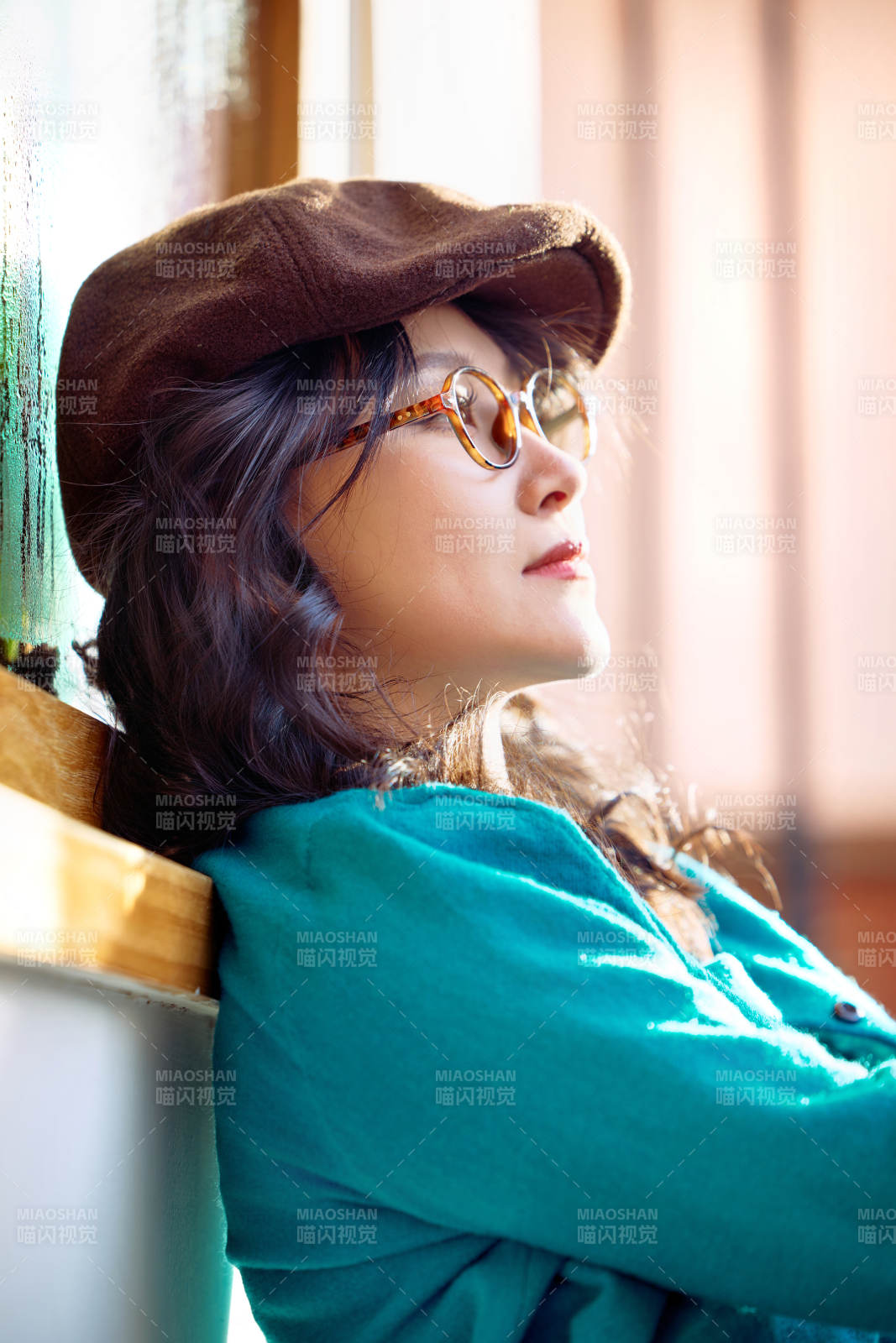 冬日午后在城市户外享受阳光的亚洲美女图片