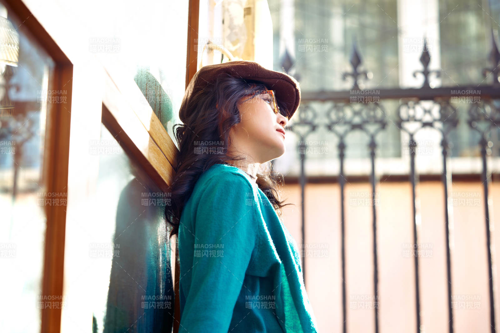 冬日午后在城市户外享受阳光的亚洲美女图片