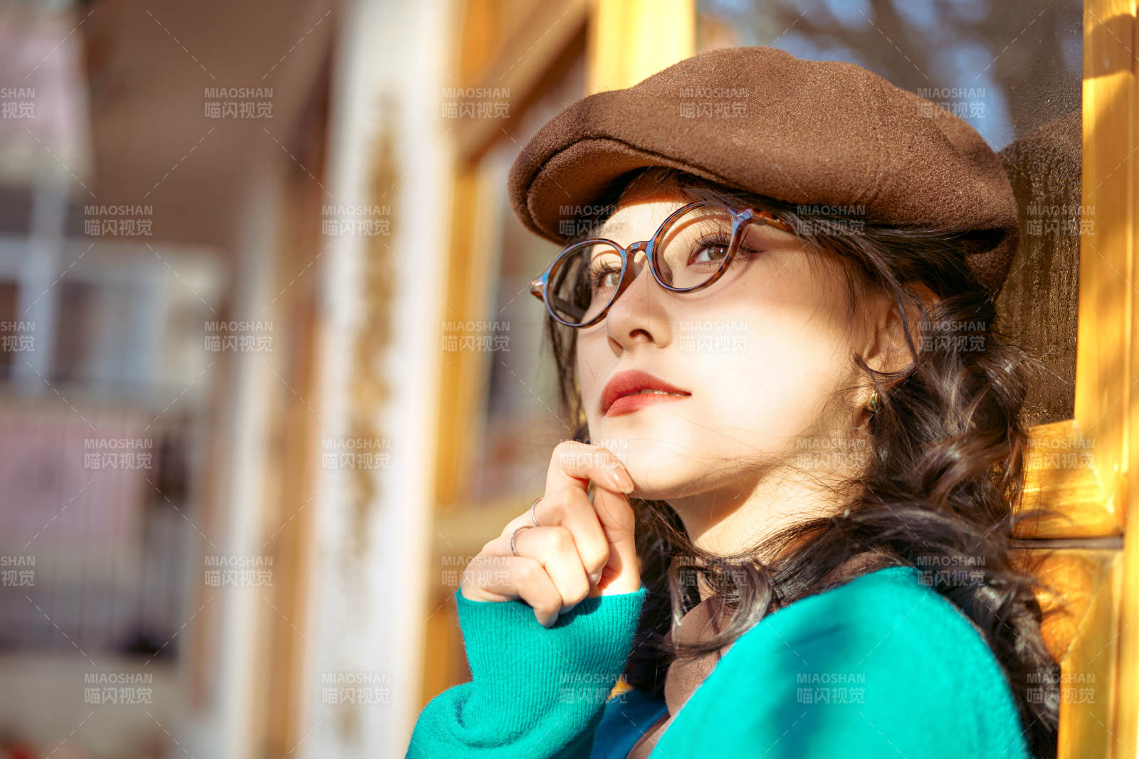 冬日午后在城市户外享受阳光的亚洲美女图片