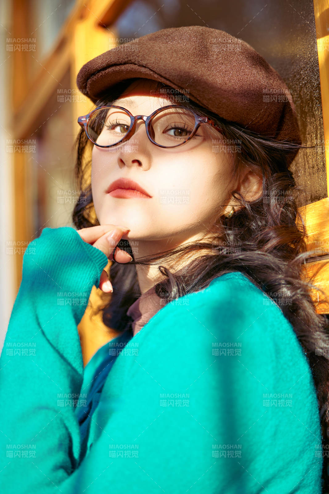 冬日午后在城市户外享受阳光的亚洲美女图片