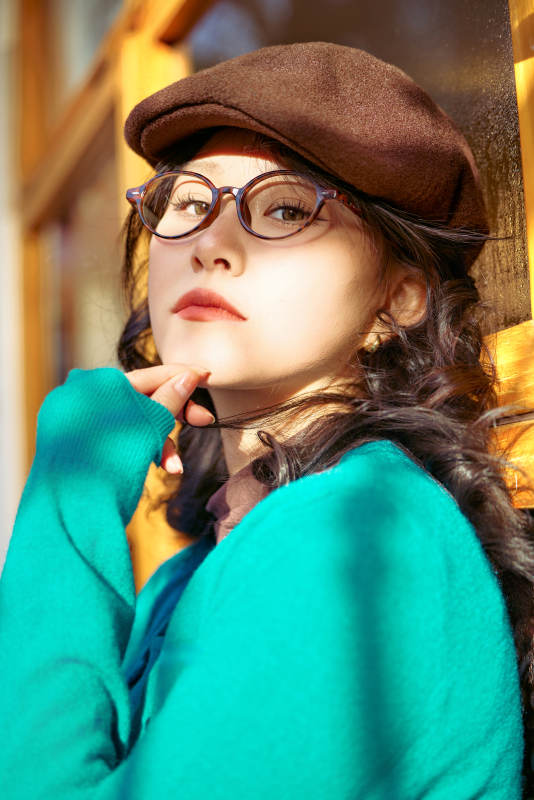 冬日午后在城市户外享受阳光的亚洲美女图片