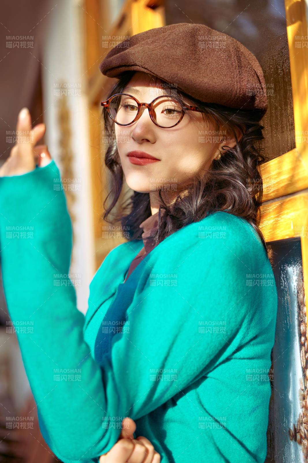 冬日午后在城市户外享受阳光的亚洲美女图片