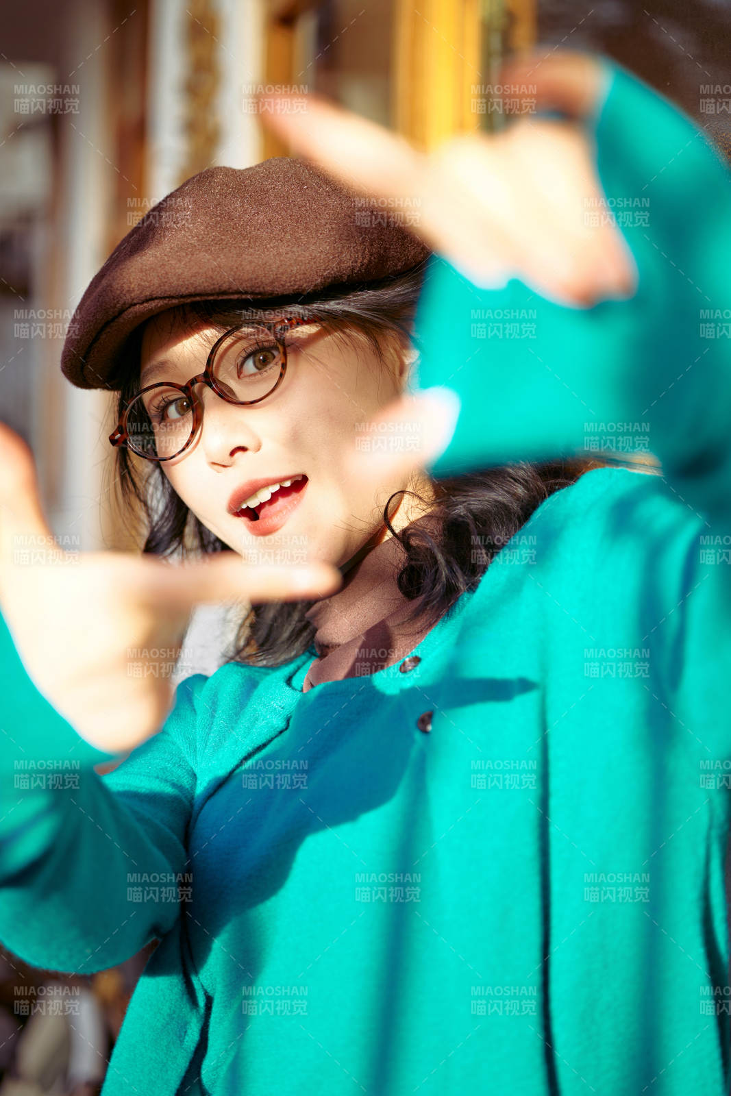 冬日午后在城市户外享受阳光的亚洲美女图片