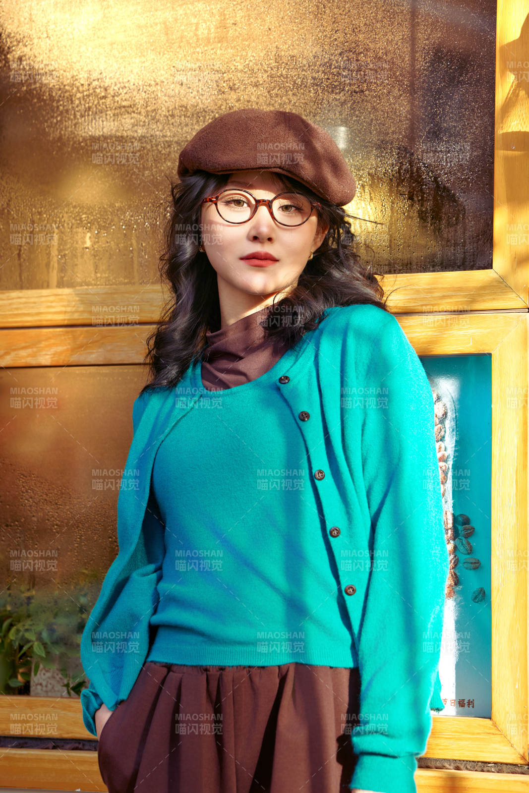 冬日午后在城市户外享受阳光的亚洲美女图片